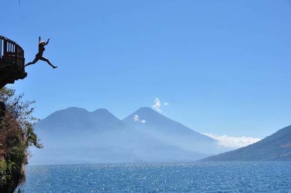Um mergulho em Atitlán com os três vulcões a observar! (em San Marcos La Laguna, na Guatemala)